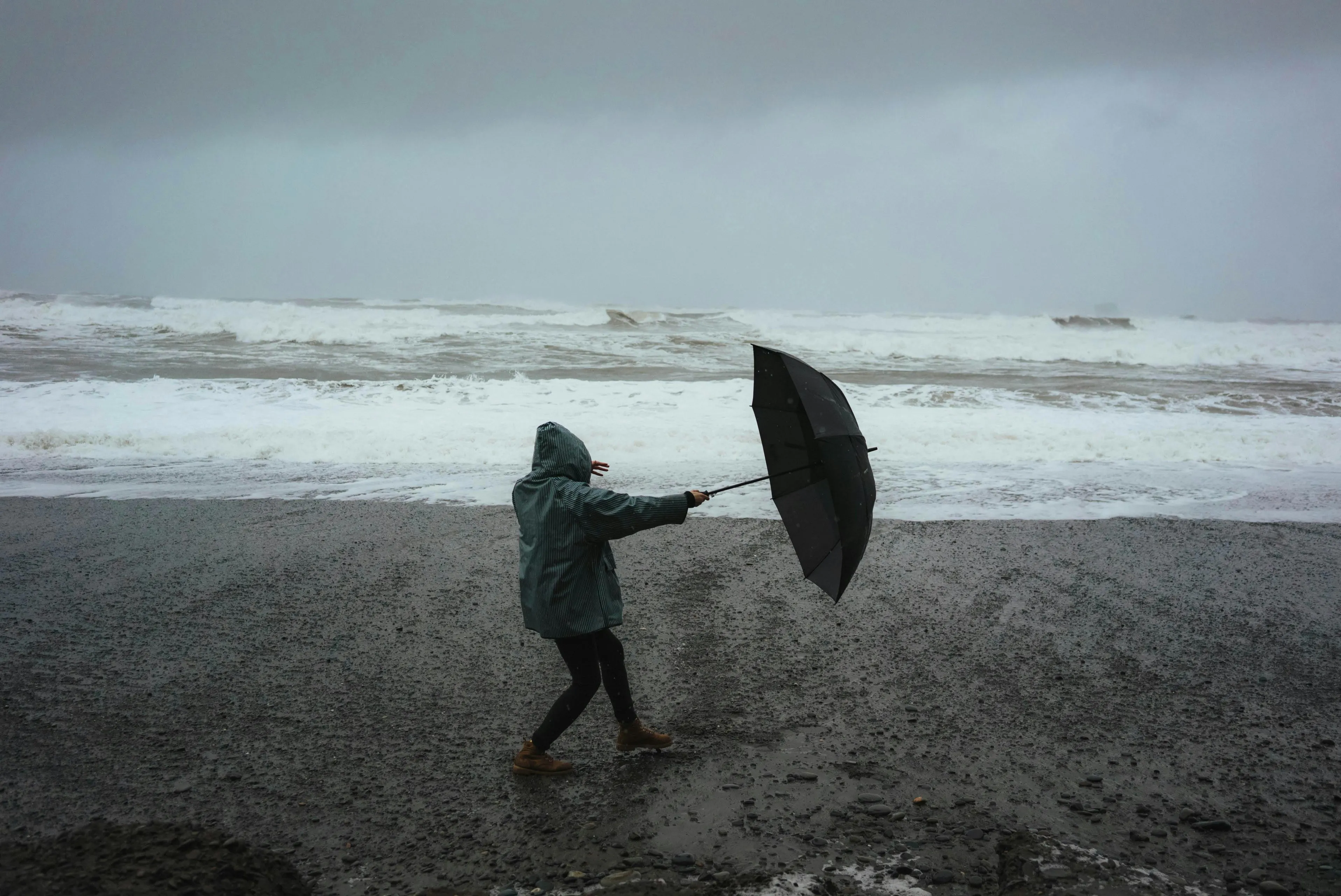 harde wind op het strand