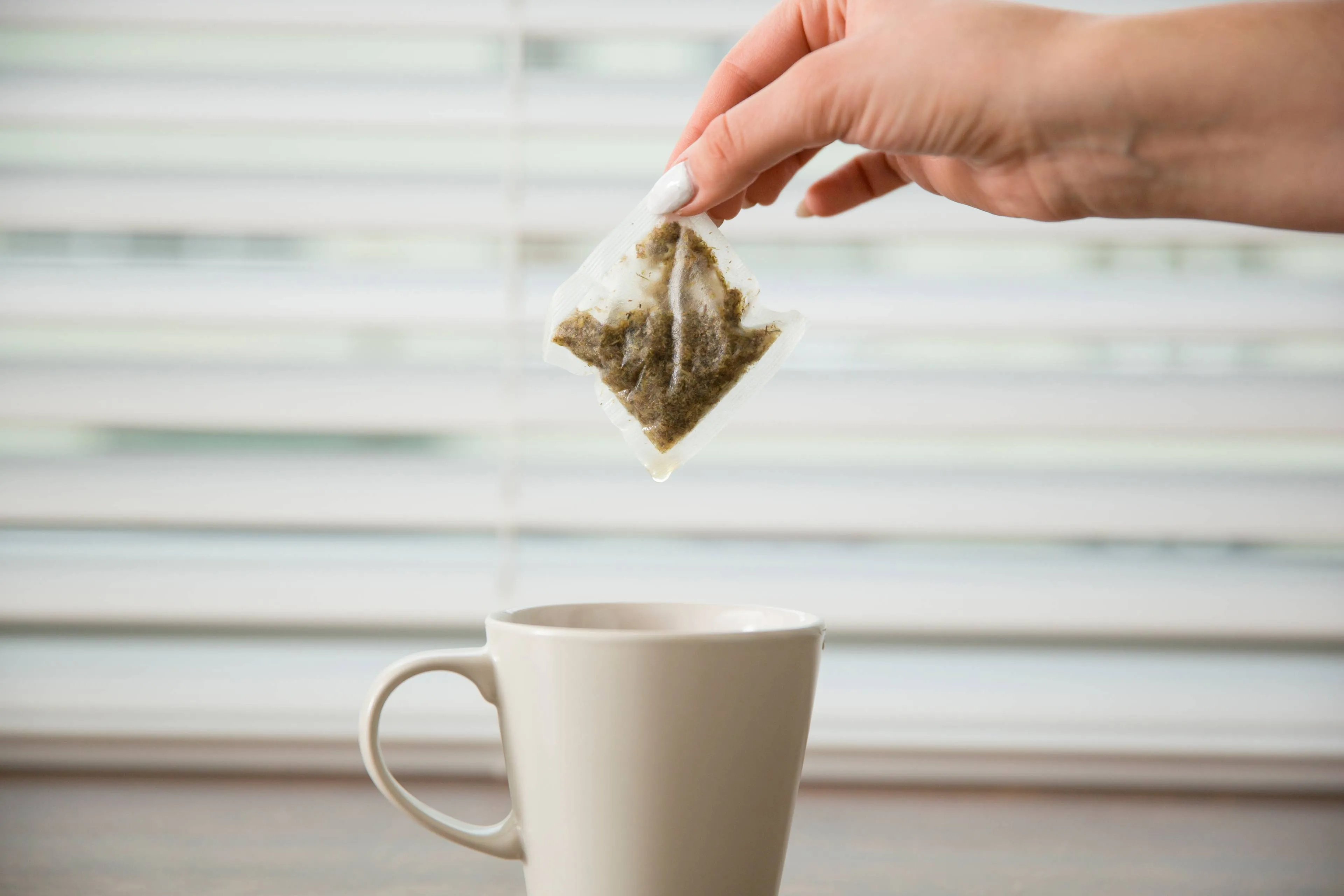 hand-holding-tea-bag