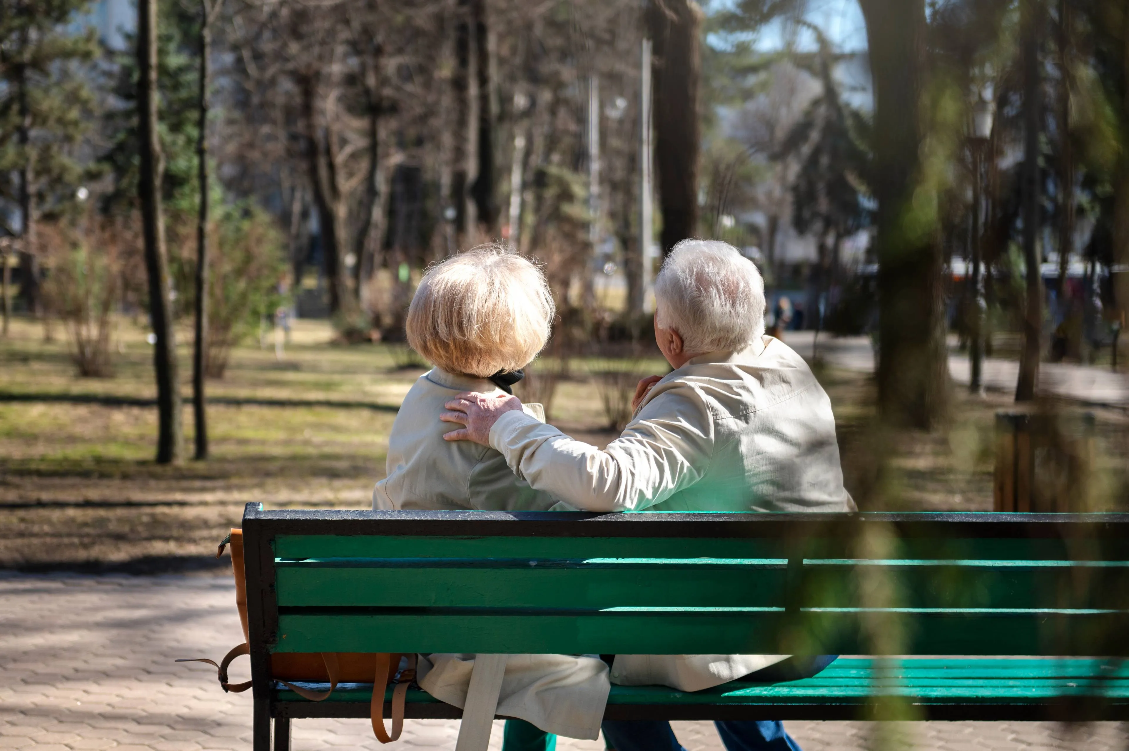 full-shot-senior-people-sitting-bench-park