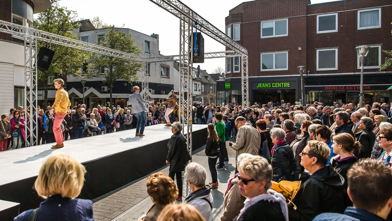 002 topdrukte tijdens de fashion walk