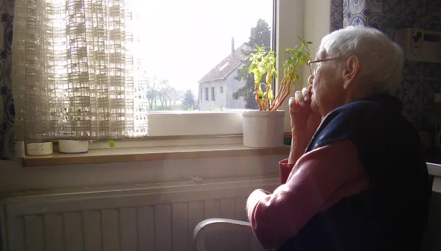 11035798 04a3e21f0c o flickr eenzame oude vrouw borya cc by sa 20