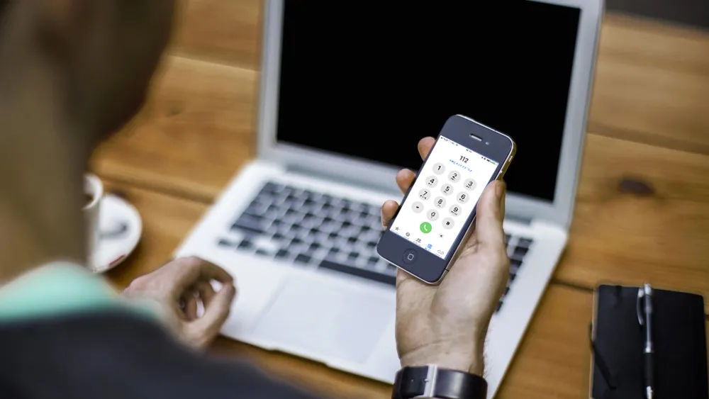 112 man laptop iphone apple koffie zzp