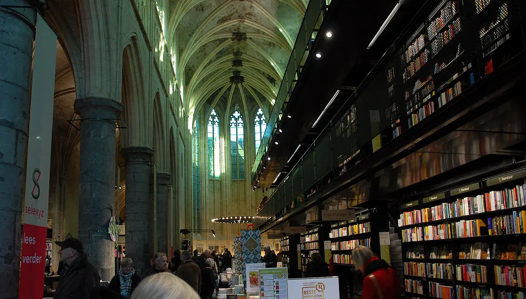 2152405744 3648bbc1c5 o boekhandel dominicanenkerk maastricht facemepls via flickr cc by 20