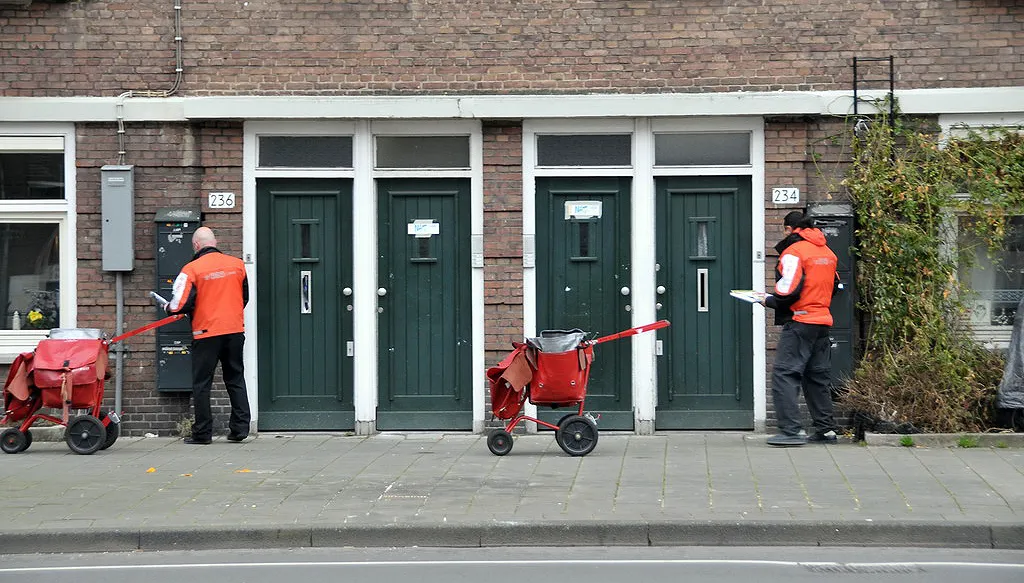 3342219250 0489c95dcf o postbodes aan het werk