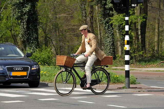 4554105571 d8f380ee2d z man op herenfiets met dubbele stang facemepls cc by 20