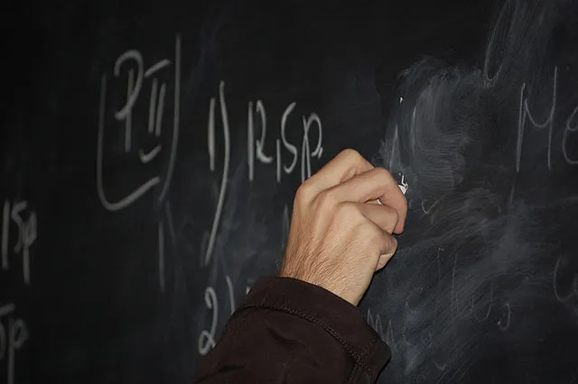 640px teacher writing on blackboard564 schoolbord hand van leraar alegri 4freephotoscom cc by 30 via wikimedia commons