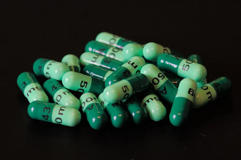 a course of green cefalexin pills antibiotica sage ross cc by sa 30