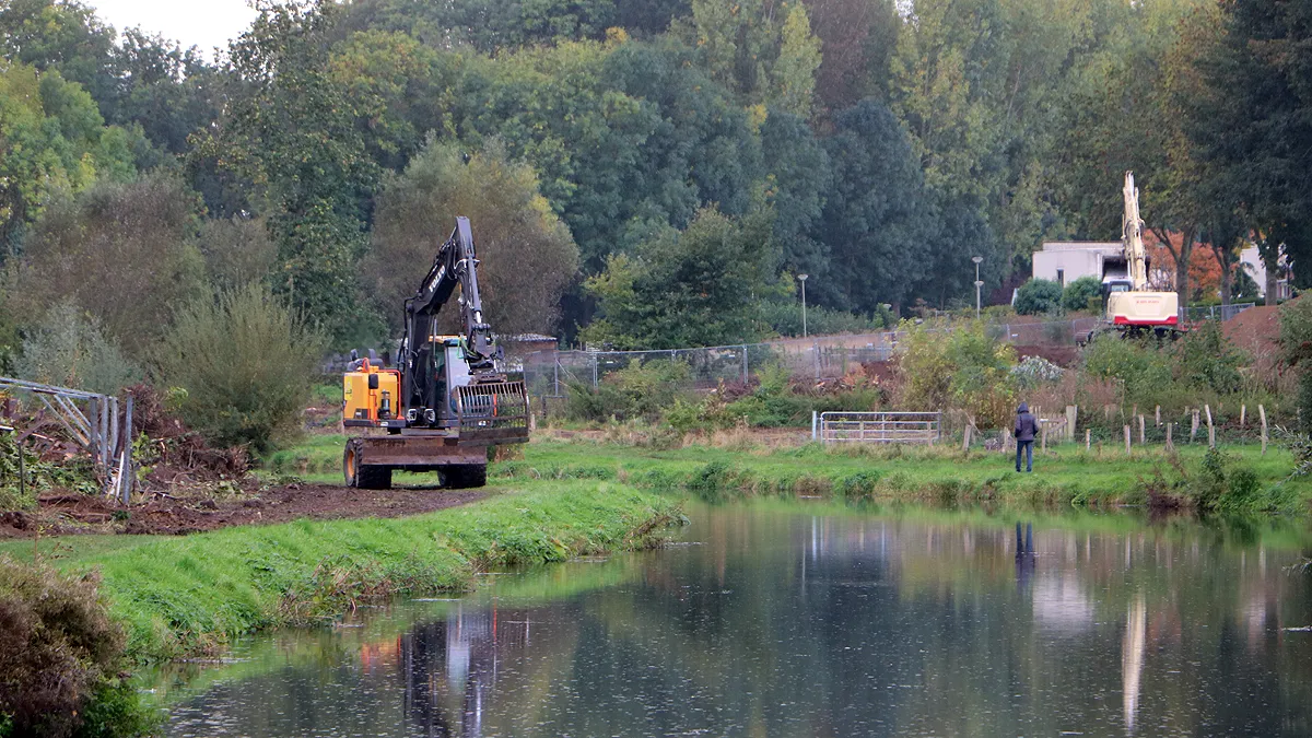 aanleg weg voor werkverkeer langs geleenbeek