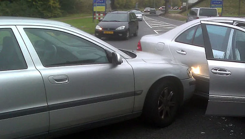 aanrijding met blikschade volvo mercedes