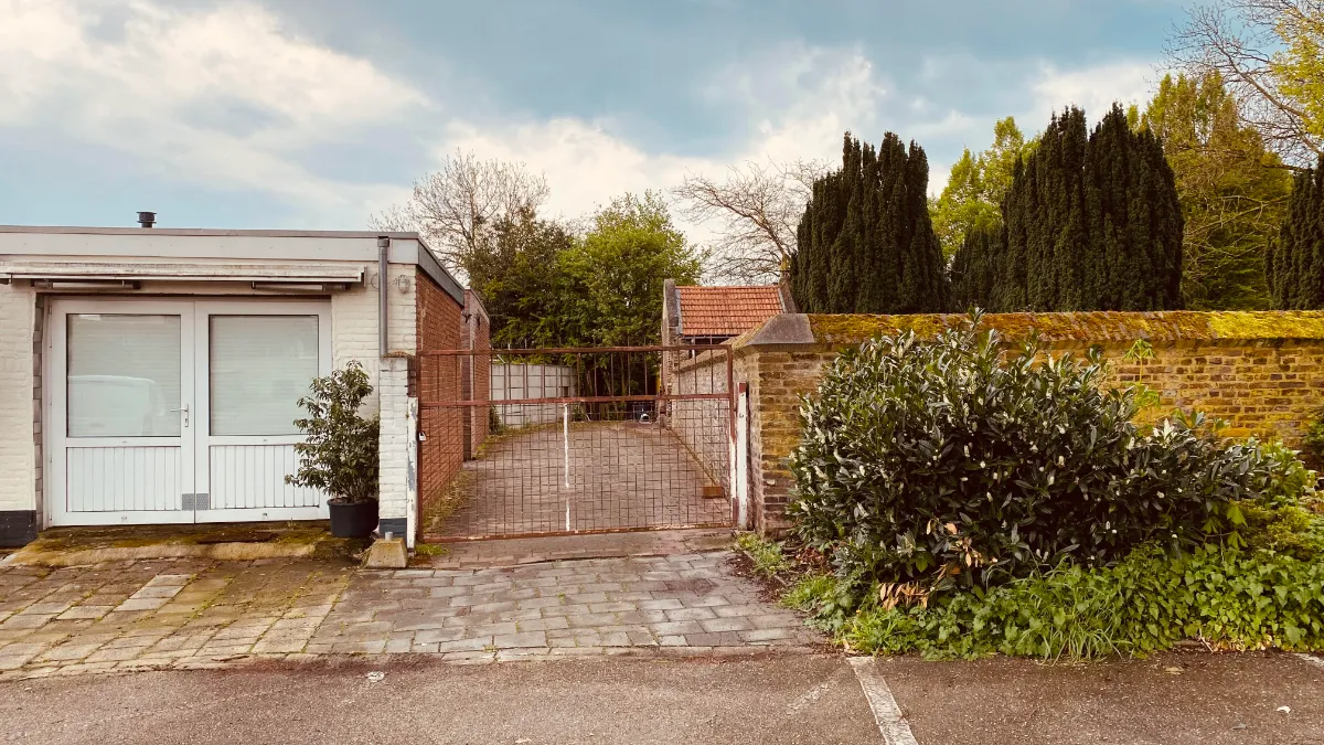 achter de hervormde begraafplaats