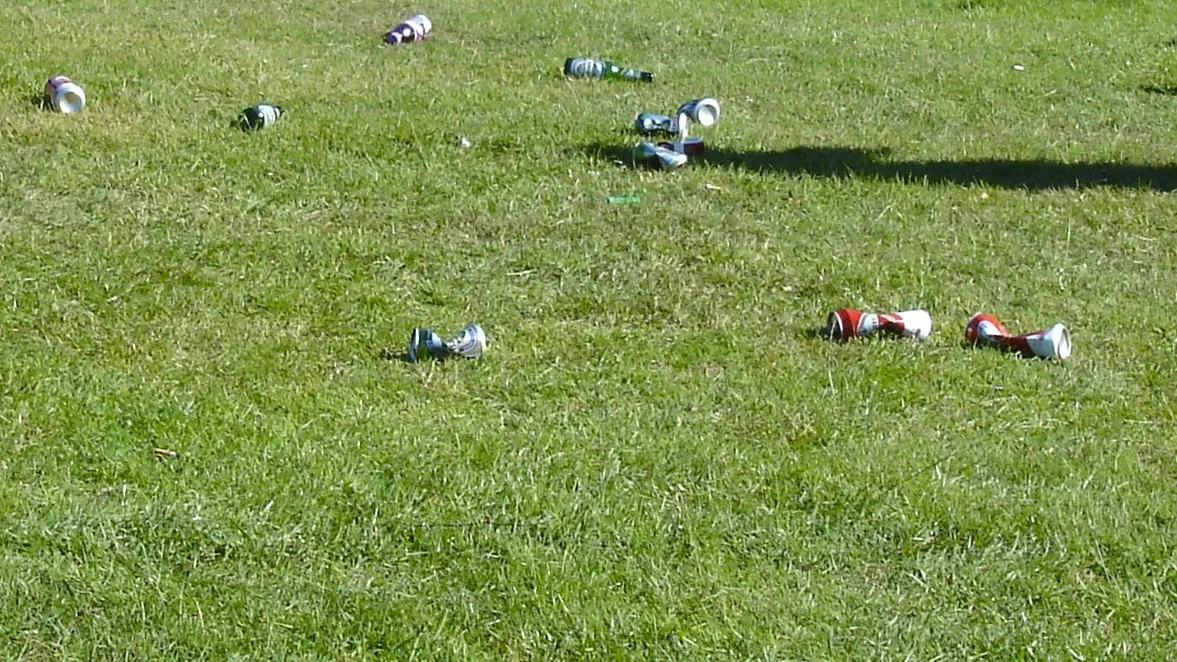 achtergelaten afval blikjes flesjes