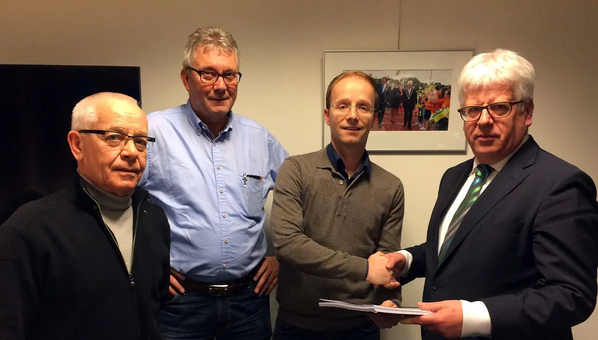 actiegroep holtum biedt petitie aan a2