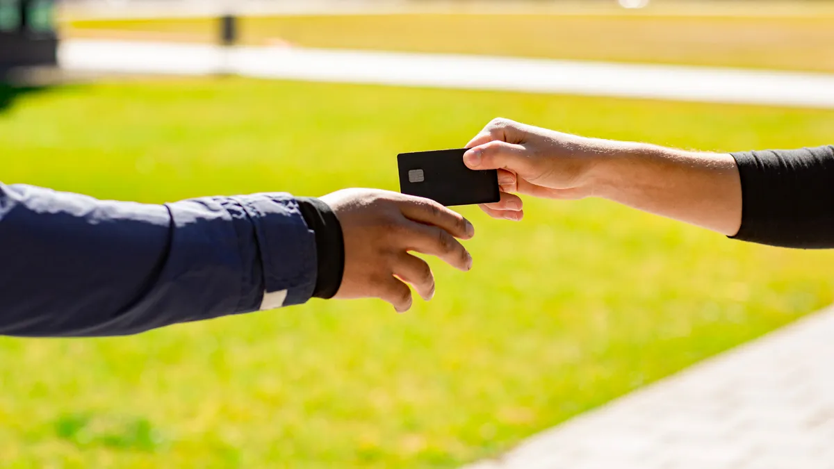 afgeven bankkaart door geldezel
