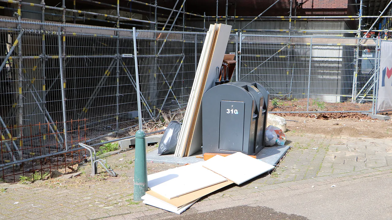 afval gedumpt langs de wieer