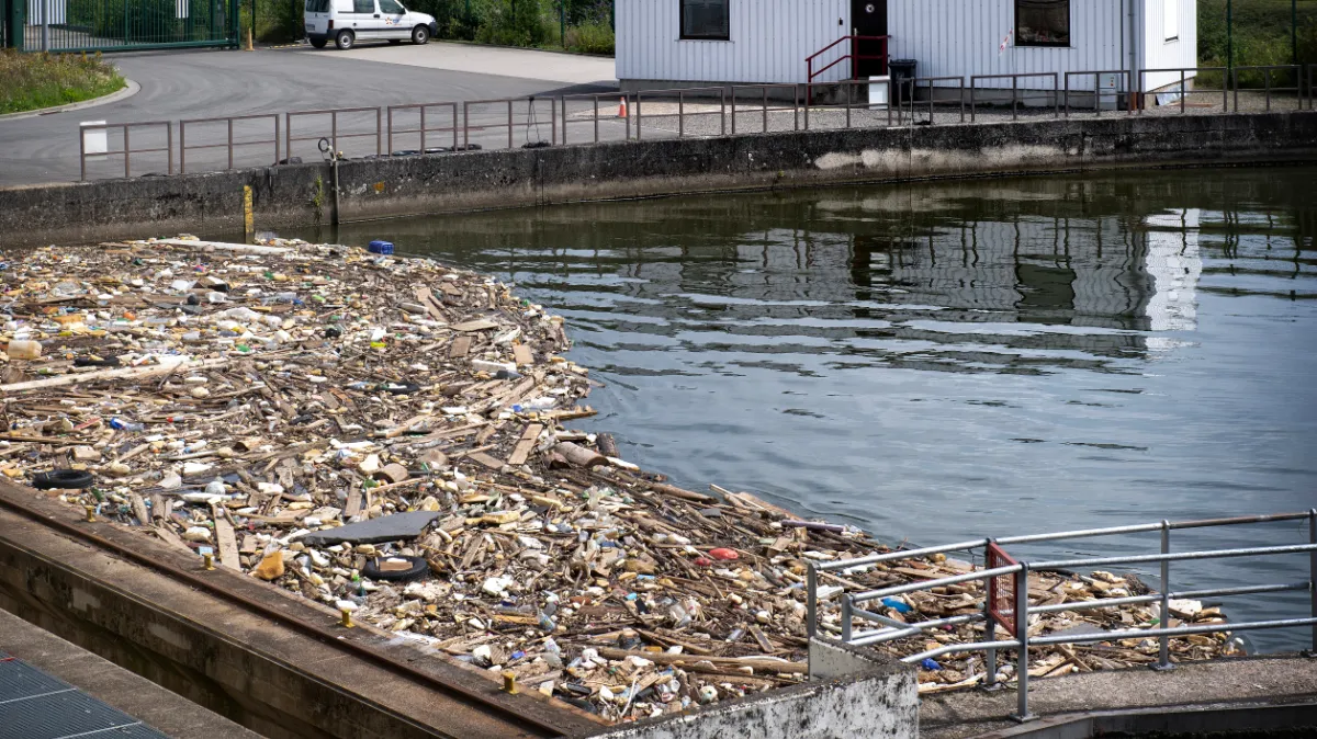 afval in maas bij stuw lixhe