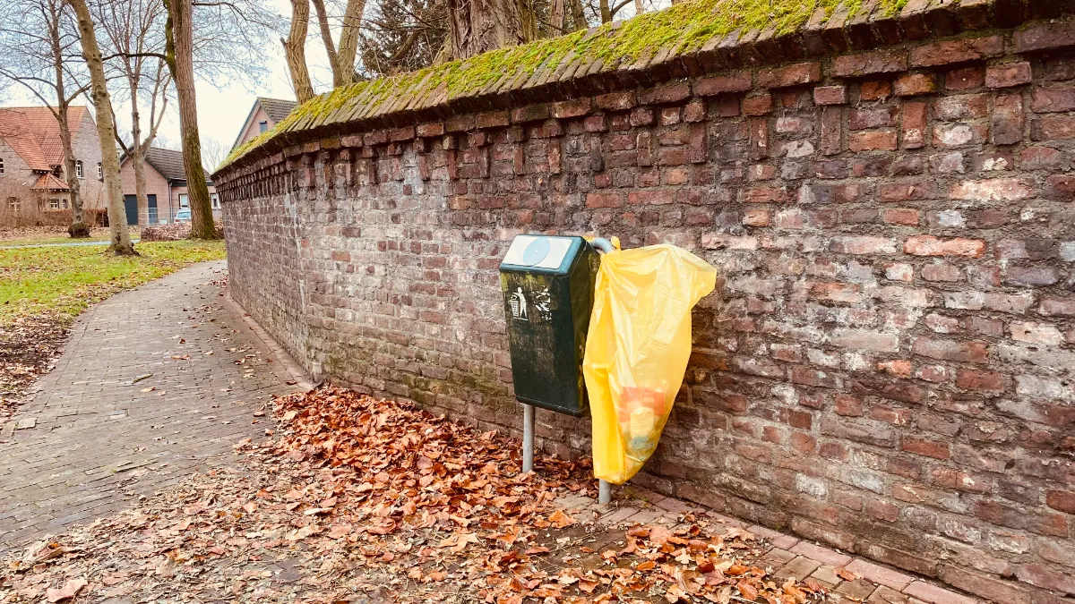 afvalzakken aan afvalbakken wegens vuurwerkvandalisme