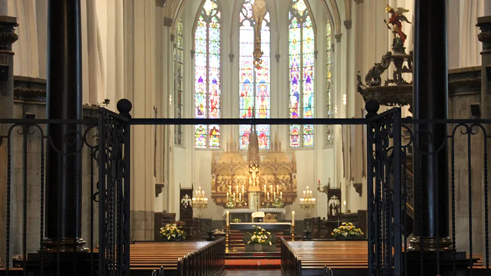 altaar en priesterkoor lege grote kerk sittard