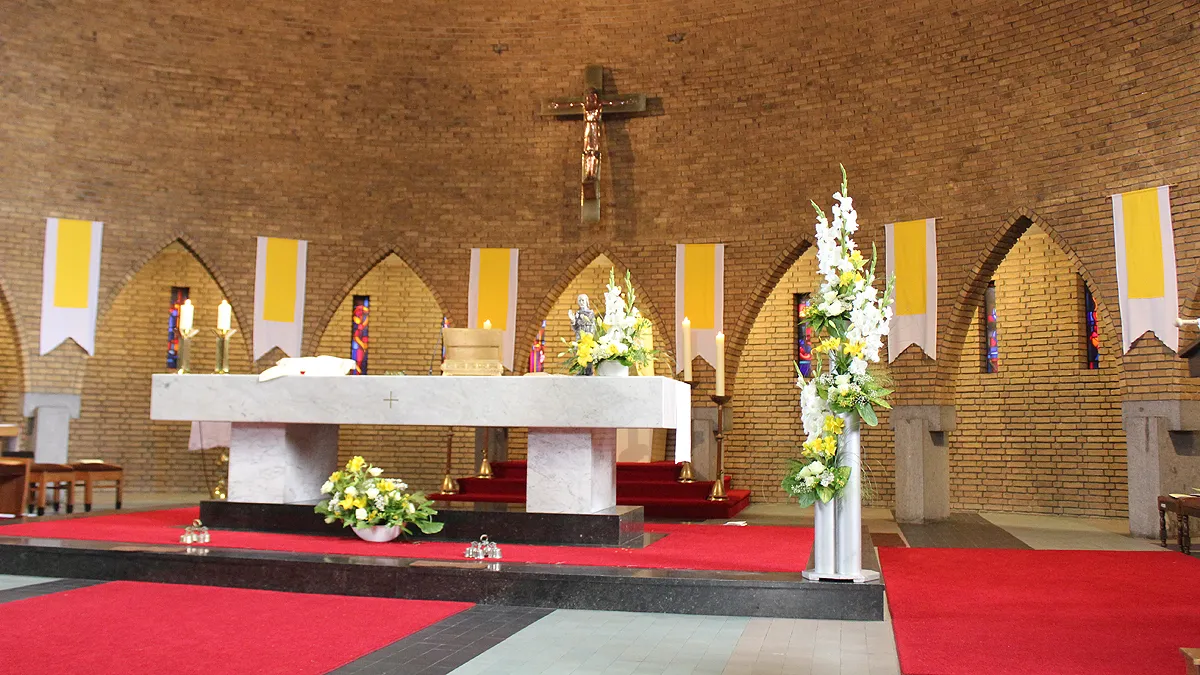 altaar heilig hartkerk overhoven pasen