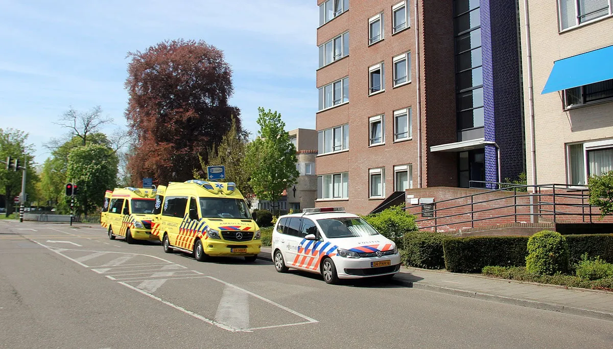 ambulances en politiewagen bij delhougne parklaan sittard