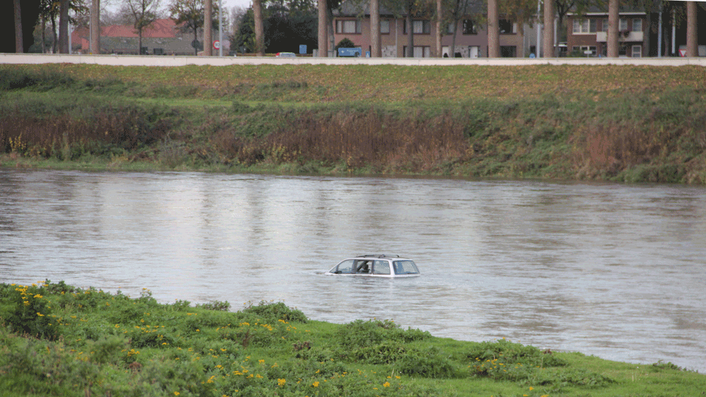 amf1e7m37ab4ecd3dovq7k4o2 auto in de maas 29 oktober 2013 maaseik