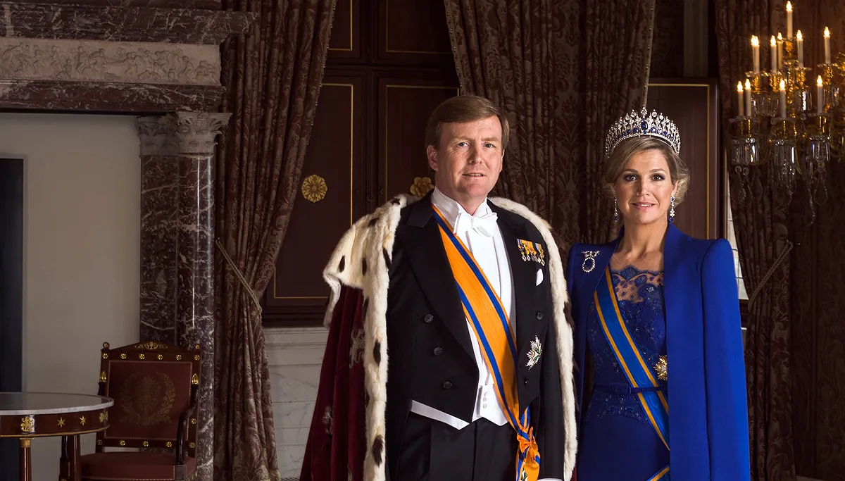 april 2013 staatsiefoto koning willem alexander met koningsmantel en koningin maxima rvd