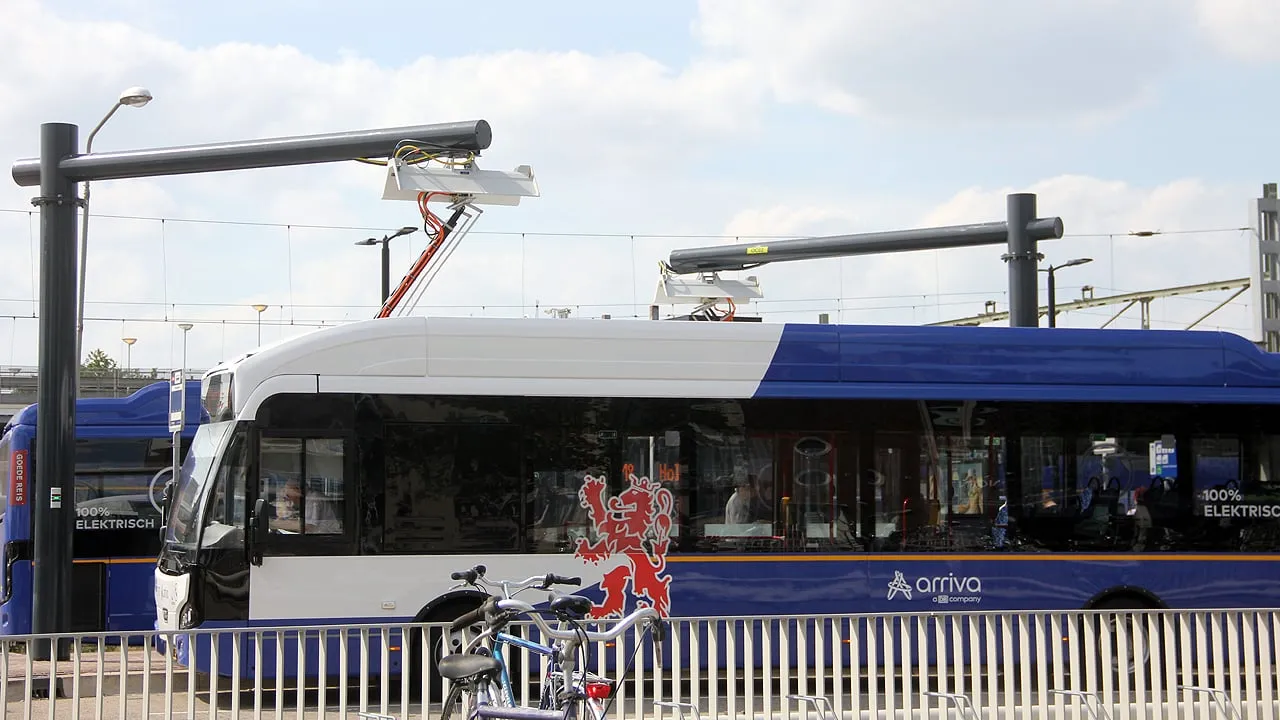 arriva elektrische bussen aan de oplader