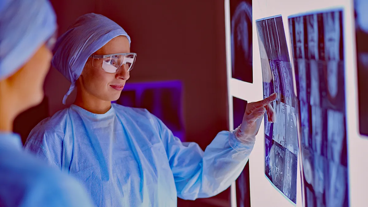 artsen bekijken rontgenfotos