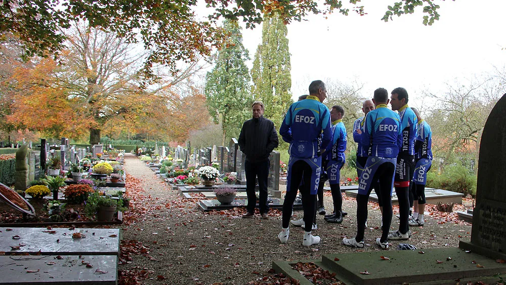 asd0ewbrol1rovaxtpmqdbh5l herdenking harrie wagemans door fietsvrienden en broer guus op b