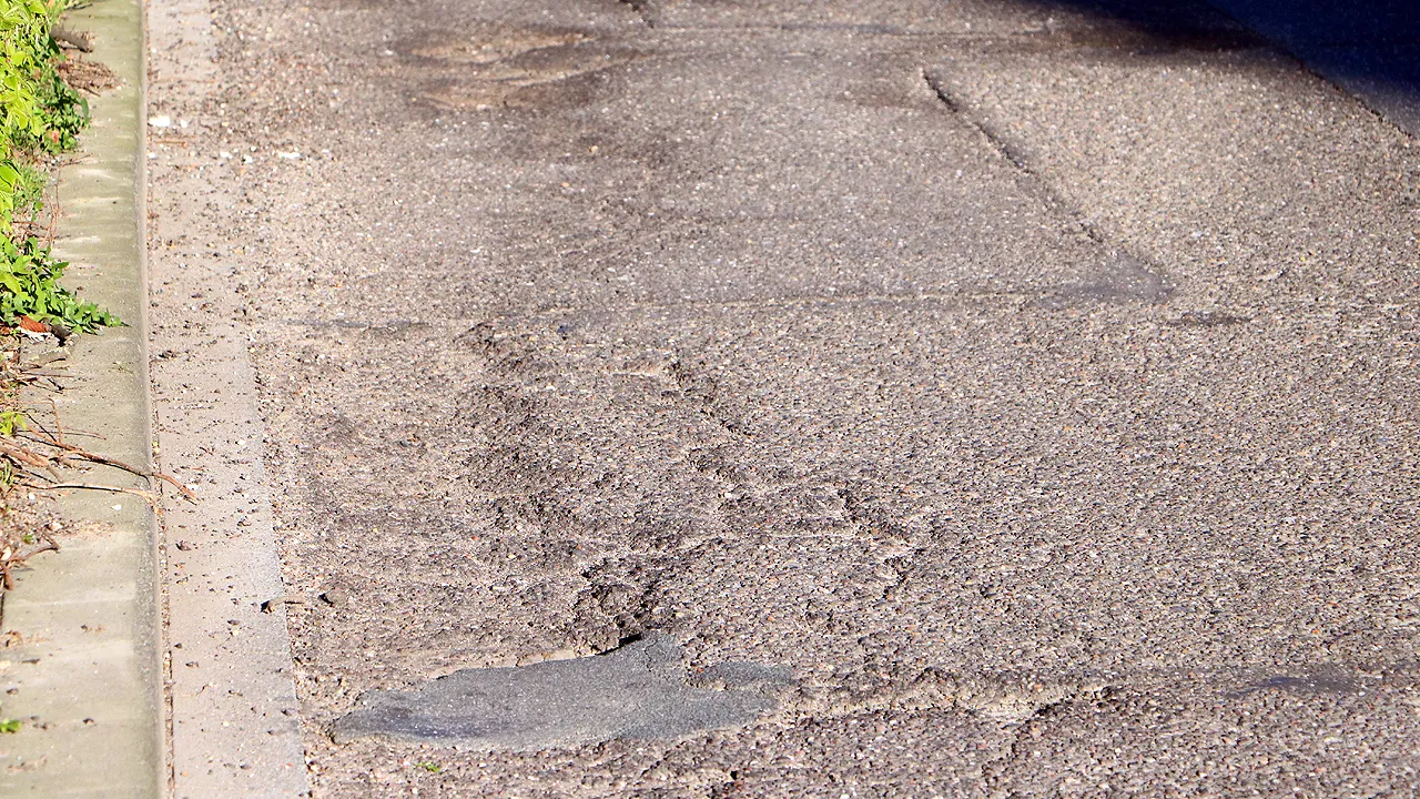 asfalt wilhelminastraat bij kruising met rijksweg zuid 2