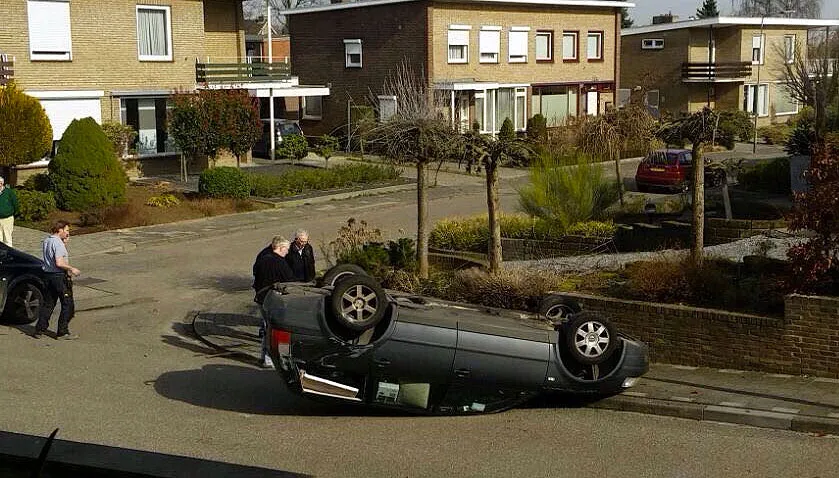 auto ondersteboven in munstergeleen