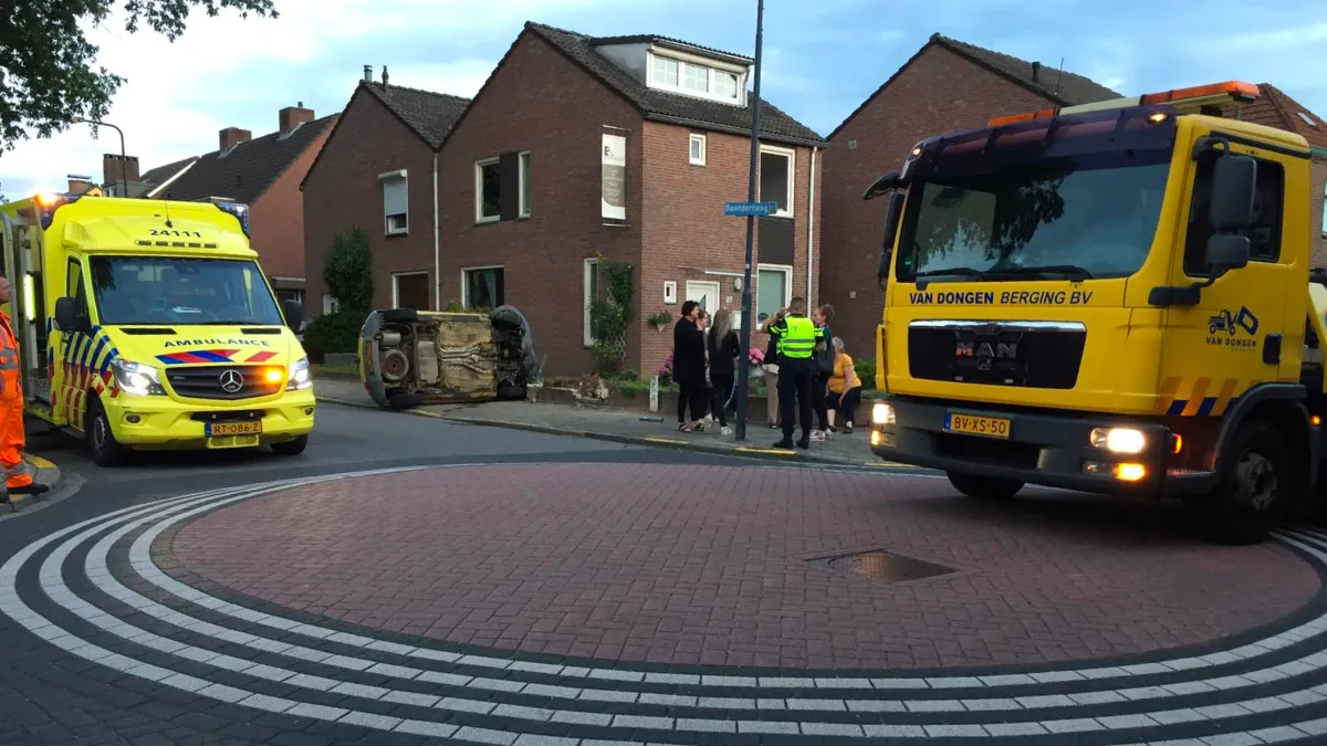 auto op zijn kant in overhoven 2