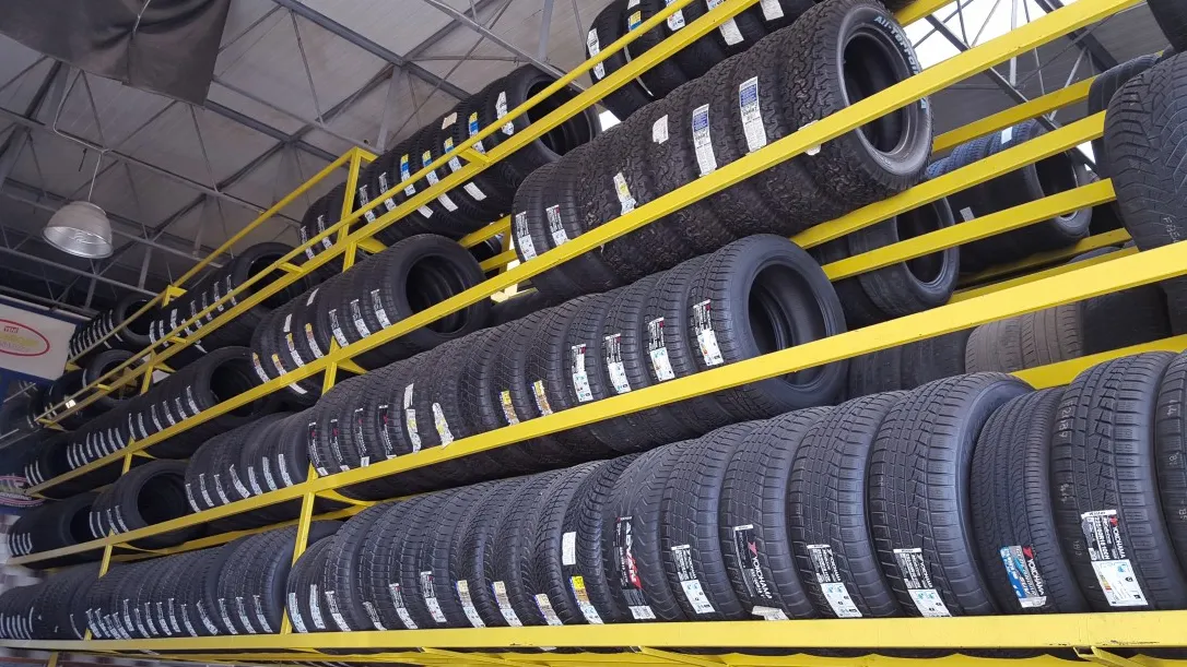 autobanden magazijn rek cc0 via pxhere