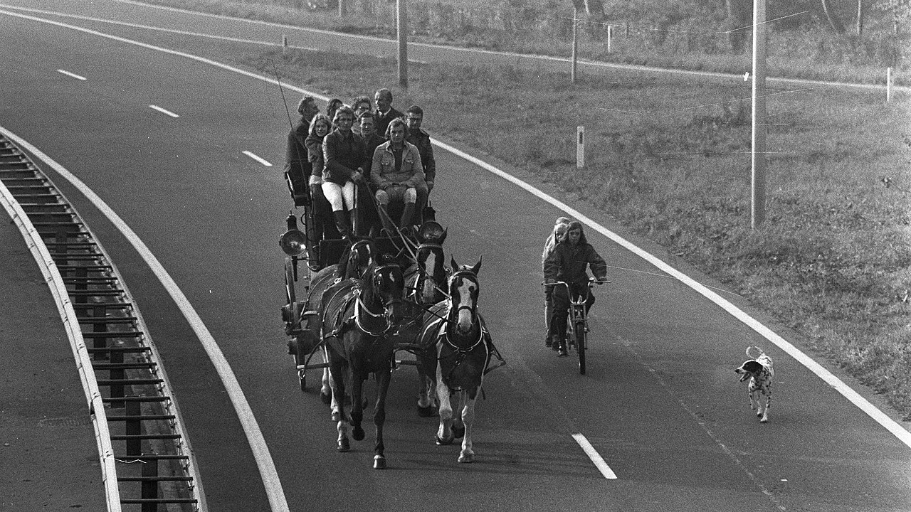 autoloze zondag 1973 met paard en wagen op de snelweg