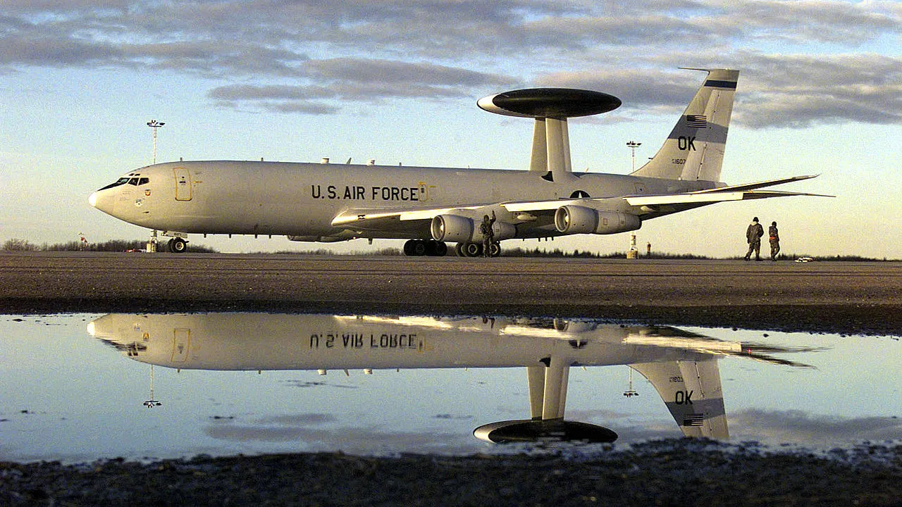 awacs toestel op de grond