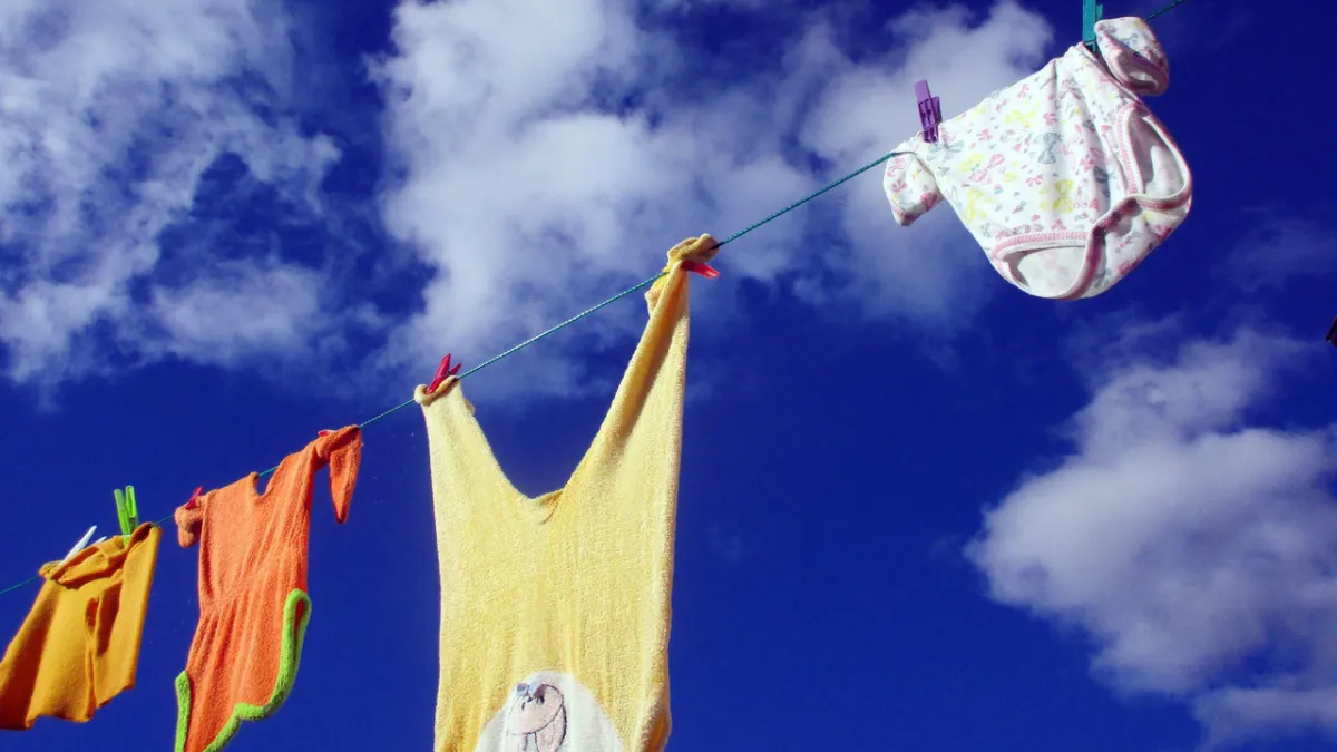 babykleertjes aan de waslijnjpg