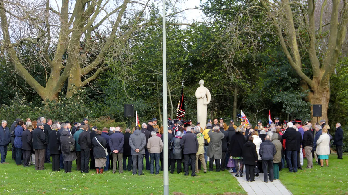 barbaraviering kranslegging bij mijnmonument in geleen