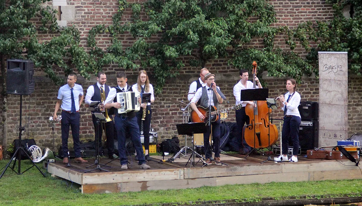 baroesjko bij opening kasteel limbricht