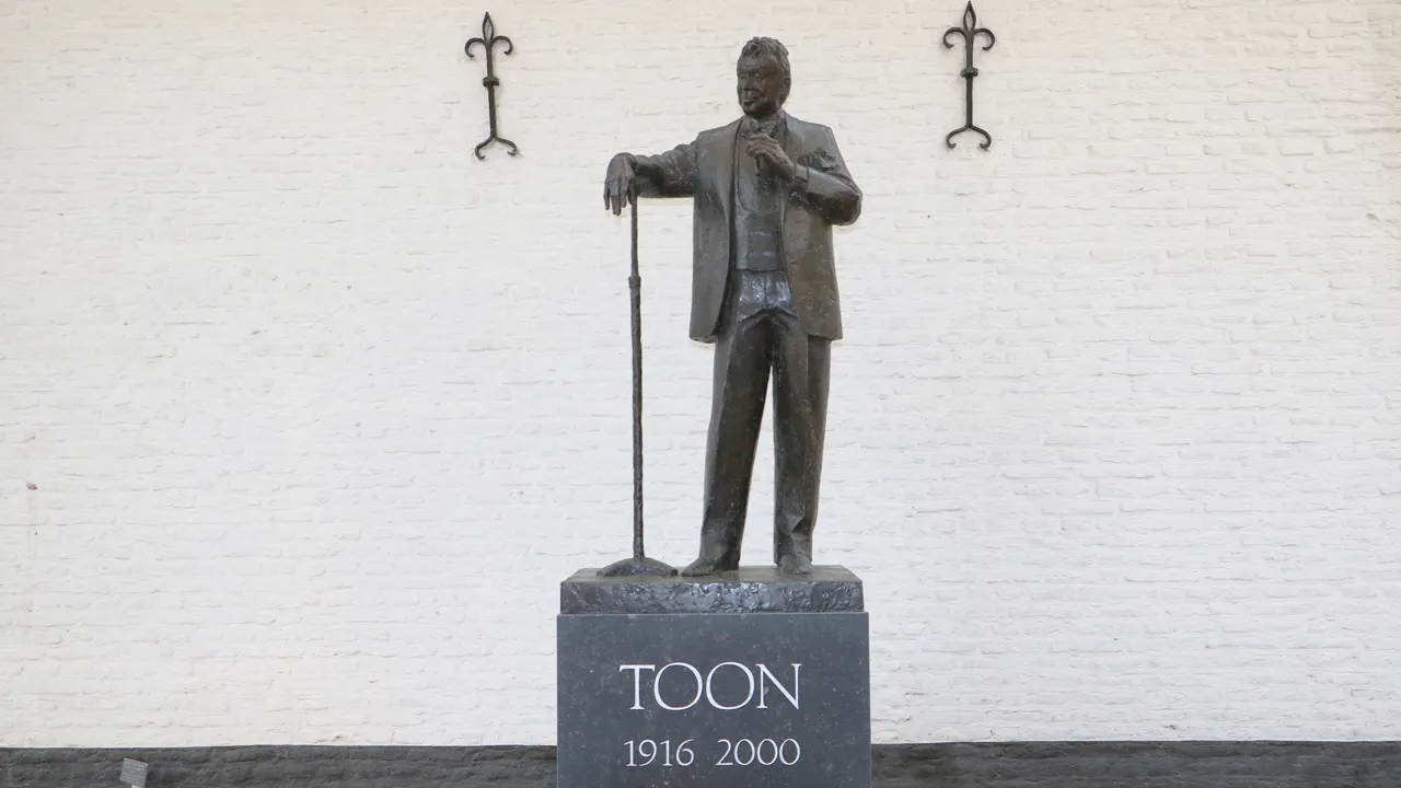 beeld toon hermans bij erfgoedcentrum de domijnen