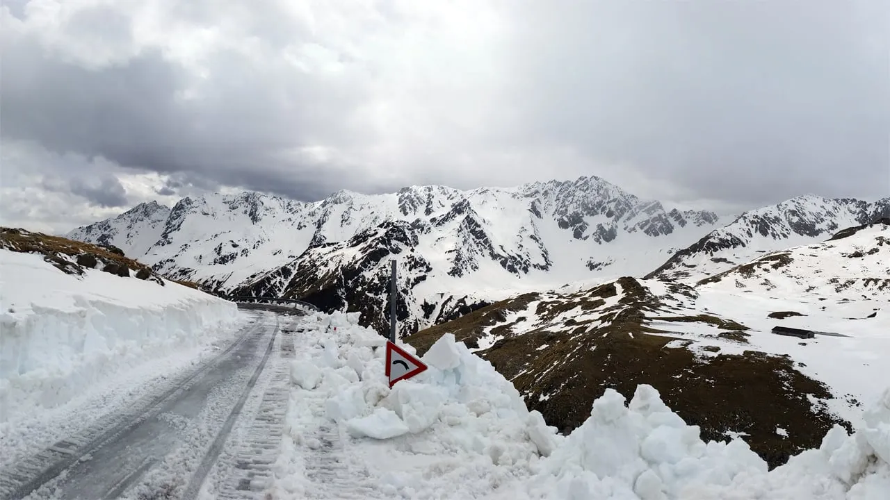 besneeuwde pas gavia