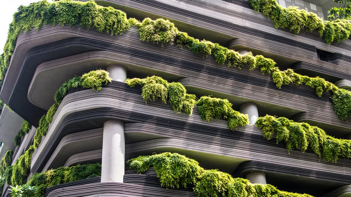 betonnen gebouw met veel groen