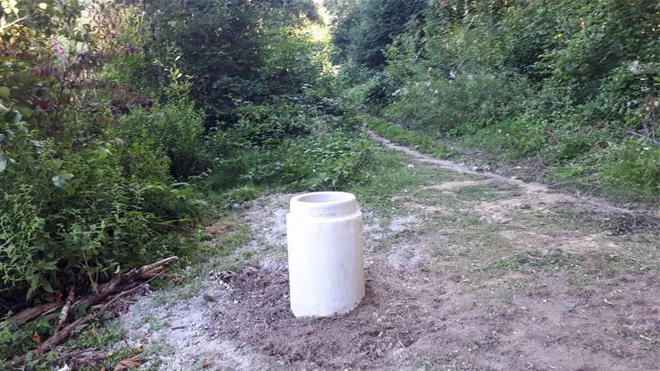 betonnen rioolbuis als prullenbak
