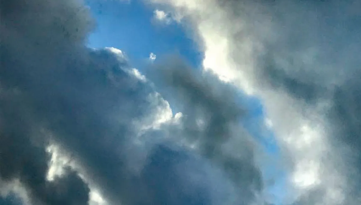 blauwe lucht en bewolking