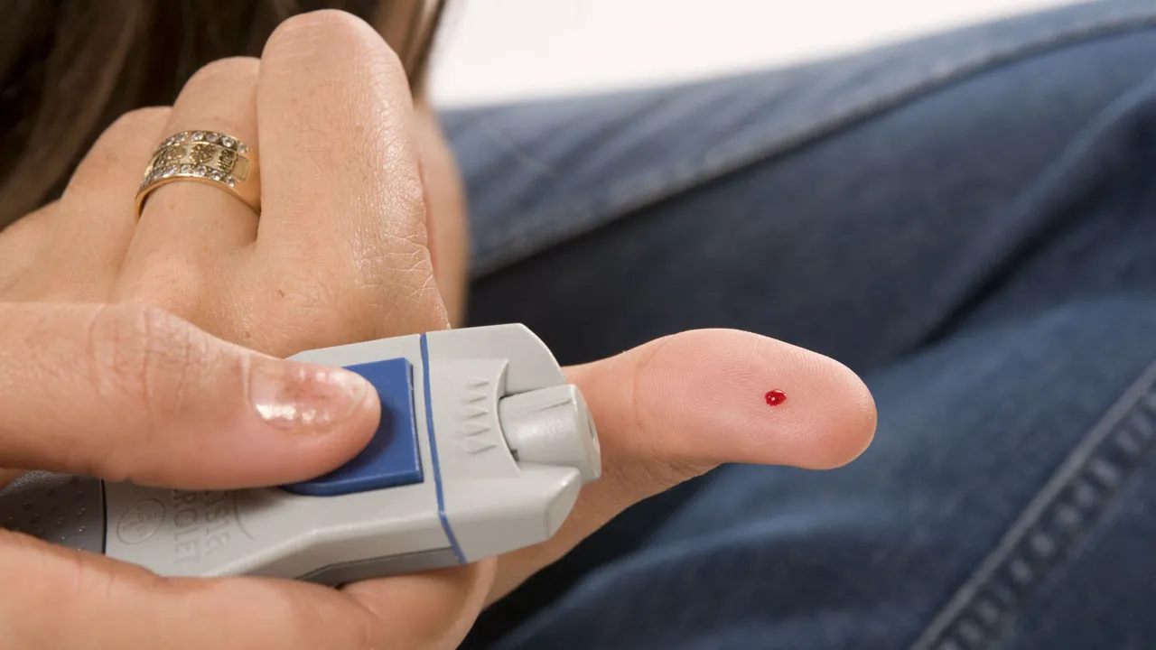 bloed prikker druppel bloed duim