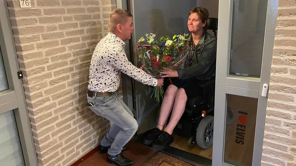 bloemetje van kwf voor sittardse collectante