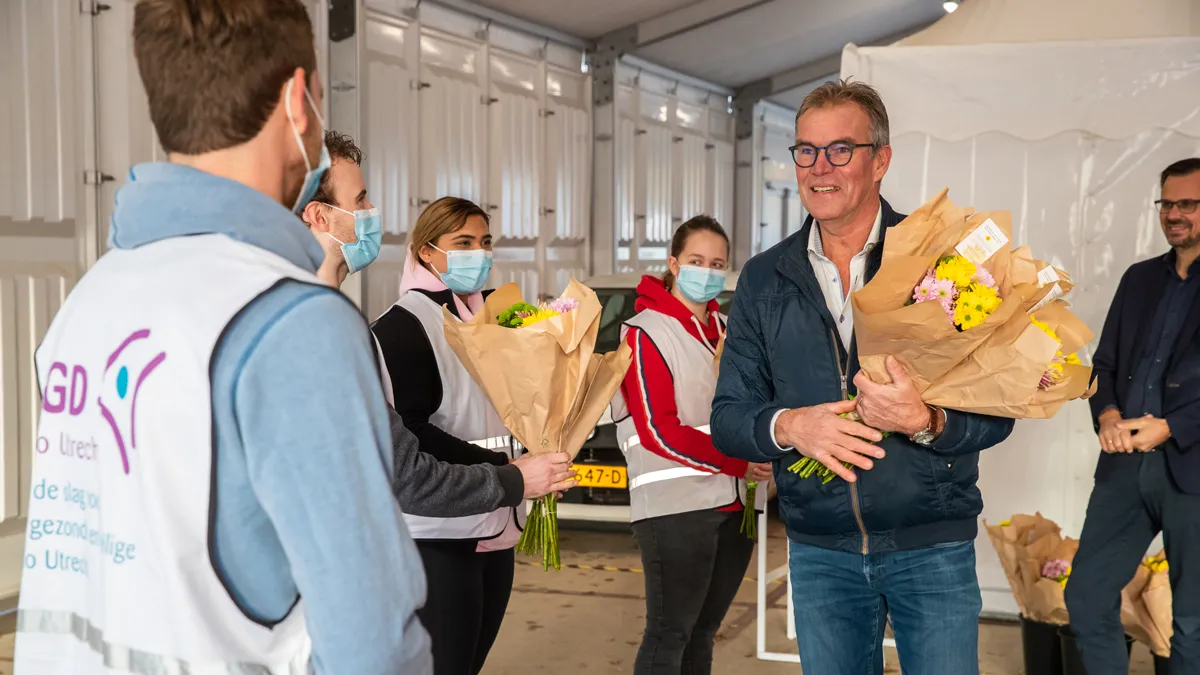 bloemetje voor ggd teststraatmedewerkers