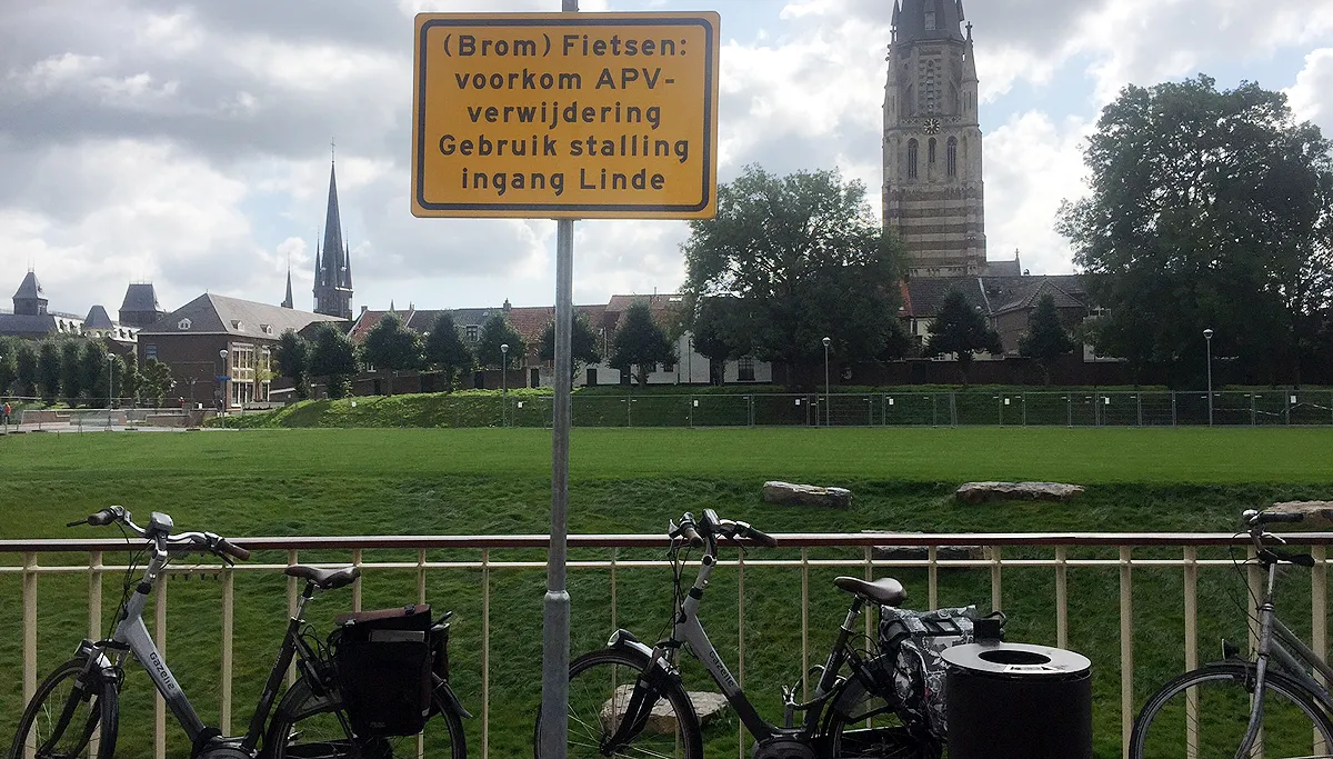 bord ligneplein 002 fietsen stallen lang beek