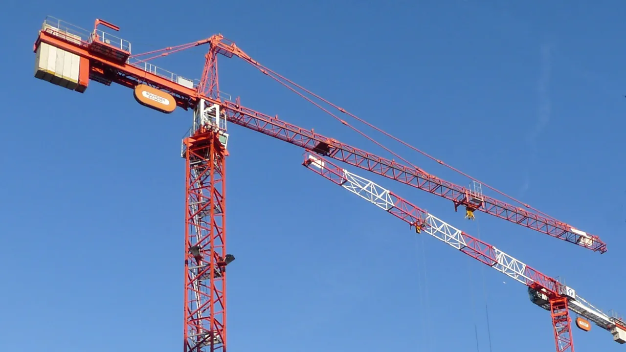 bouwkranen tegen blauwe lucht