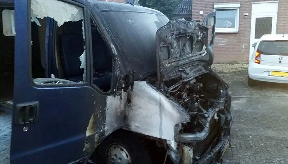 brandstichting bus stuntpiloot elsloo