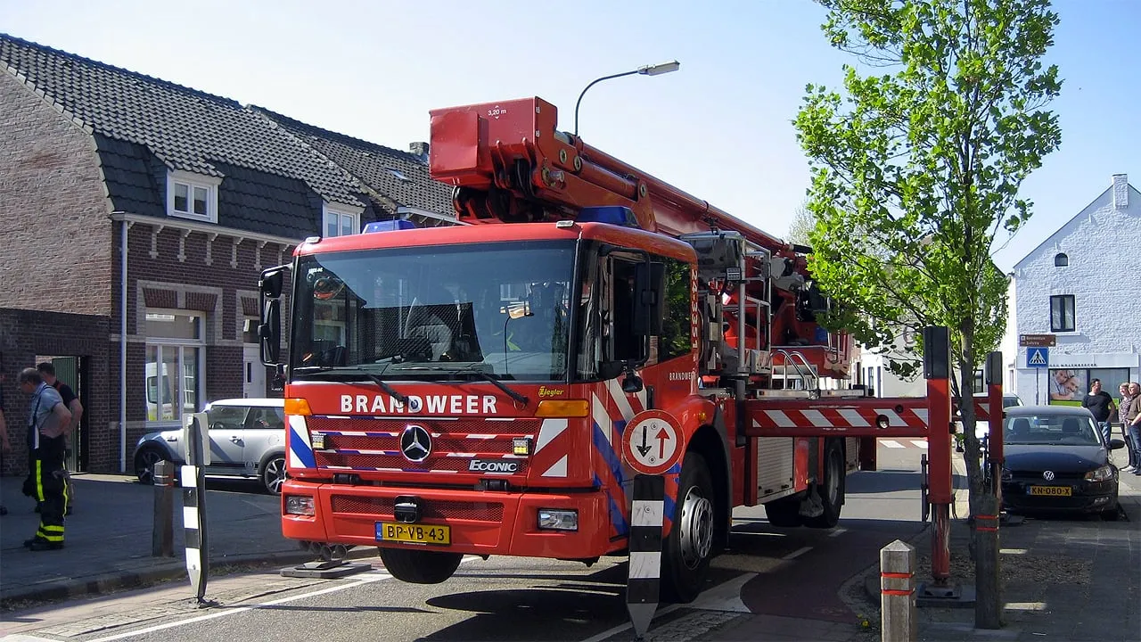 brandweer hoogwerker kat in het nauw susteren