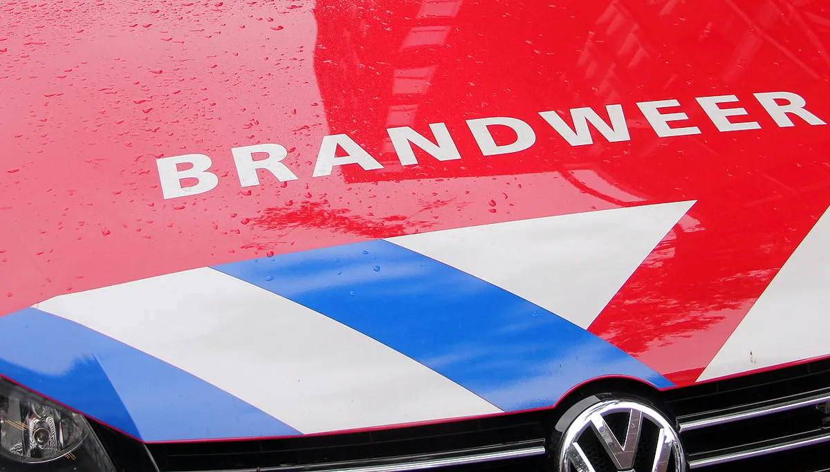 brandweer motorkap personenauto